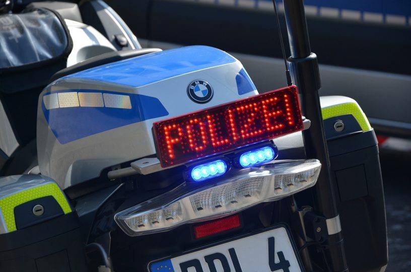 LKW-Fahrer bedrängt Polizeiauto