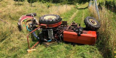 Bad Kreuznach: Landwirt unter Traktor eingeklemmt