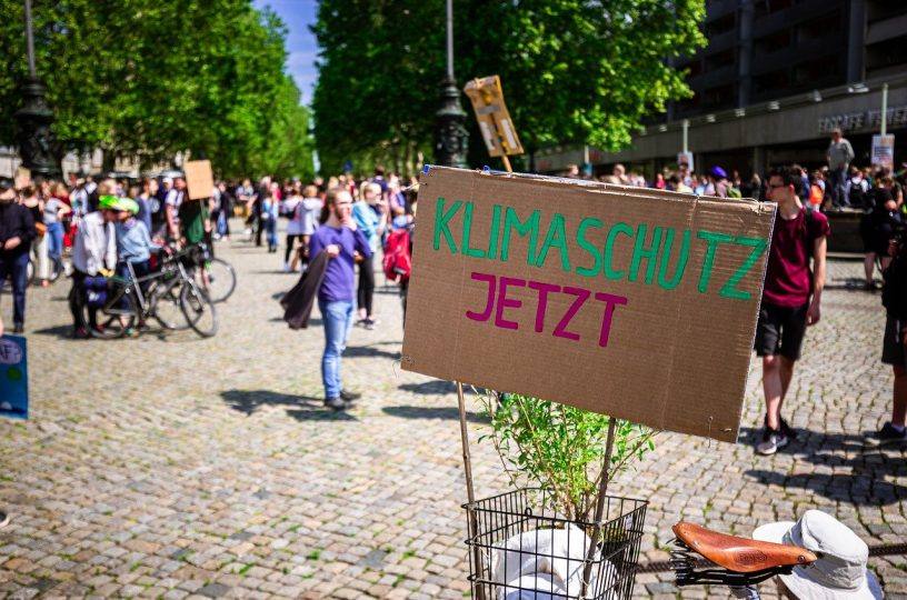 Klimaschützer demonstrieren in der Innenstadt