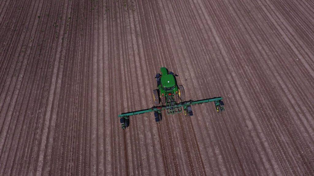 Agriculture Farming Farmer Planting  - kingimaging / Pixabay