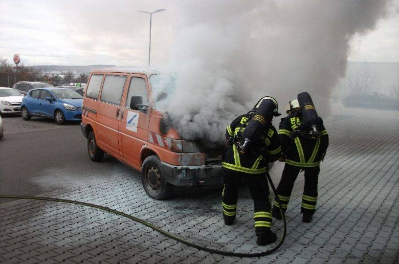 LBM-Kleintransporter geht in Flammen auf