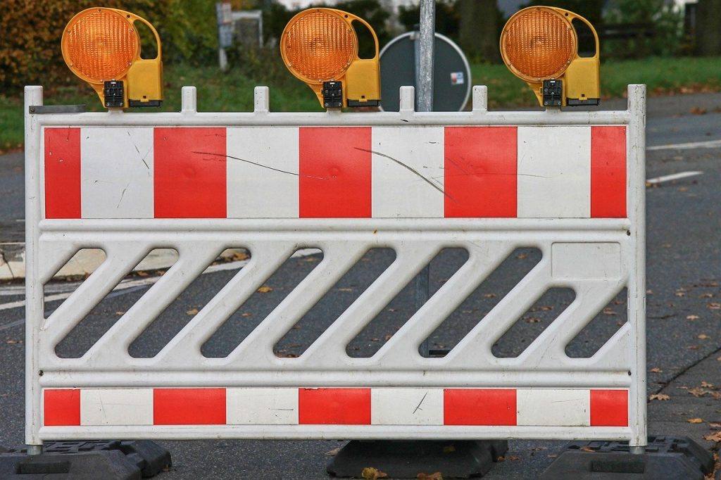 Roadblock Locked Construction Site  - manfredrichter / Pixabay