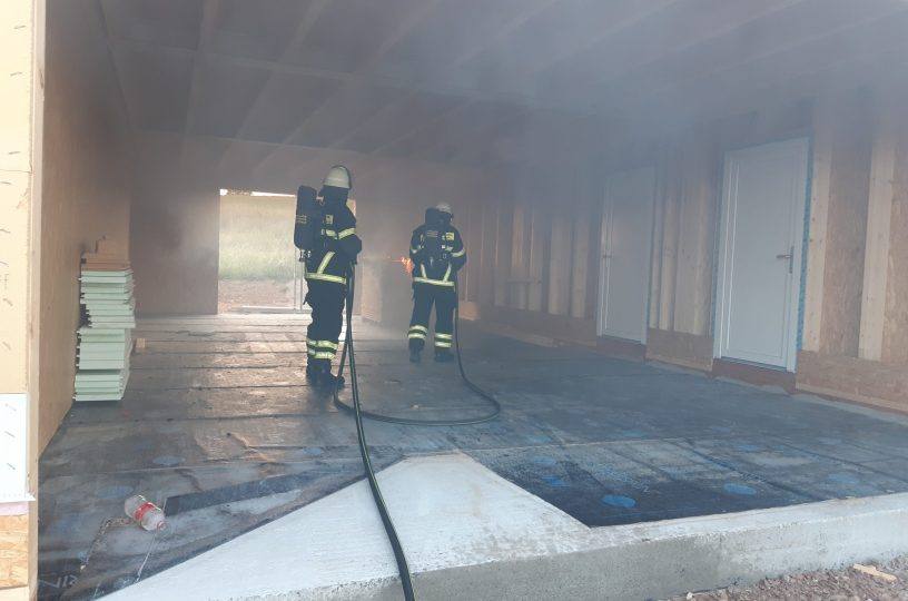 Feuerwehr löscht Garagenbrand
