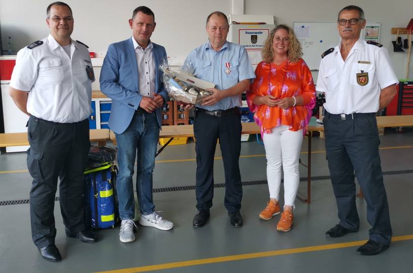 Lothar Treßel erhält Feuerwehr-Ehrenzeichen