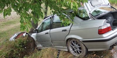 Bad Kreuznach: Auto kracht in Baum