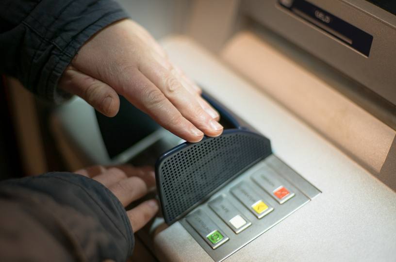 Trickdiebstahl an EC-Geldautomaten
