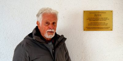 Birkenfeld: Schild weist auf Otto-Decker-Glocke hin
