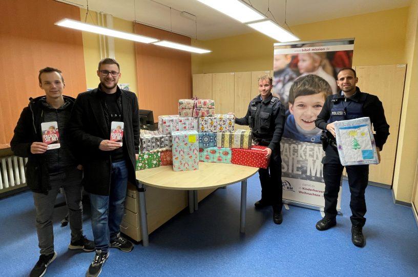Polizei spendet Weihnachtspakete