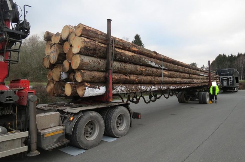 Holztransport um 17 Tonnen überladen