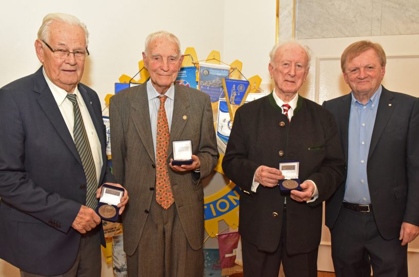 Rotary Club zeichnet Mitglieder aus