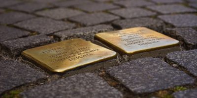 Mainz-Bingen: Schüler putzen Stolpersteine