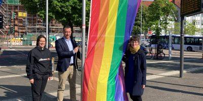 Bad Kreuznach: Oberbürgermeister hisst Regenbogenflagge