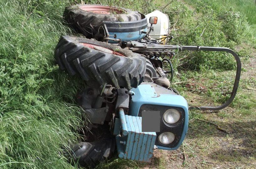 Traktor stürzt Böschung hinab