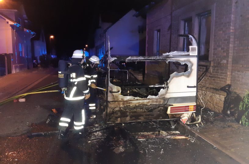 Wohnwagen brennt in Ippesheim