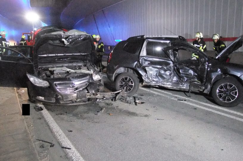 Drei Verletzte bei Unfall in Tunnel