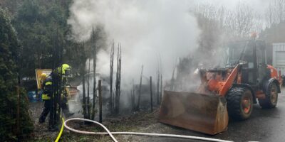 Bad Kreuznach: Brennendes Auto steckt Hecken an
