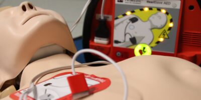 Birkenfeld: Defibrillator in Oberkirn installiert