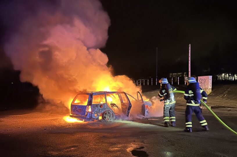 Auto auf Pfingstwiese ausgebrannt