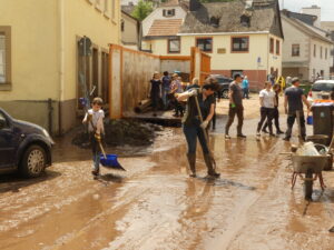 Aufräumarbeiten in Kirn-Sulzbach (Foto: Team Medien Landkreis Bad Kreuznach)