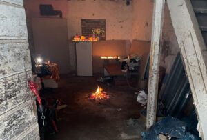 Lagerfeuer in Garage in Rüdesheim (Foto: Rouven Ginz, Freiw. Feuerwehr VG Rüdesheim)