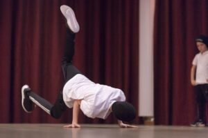 to dance, breakdance, handstand