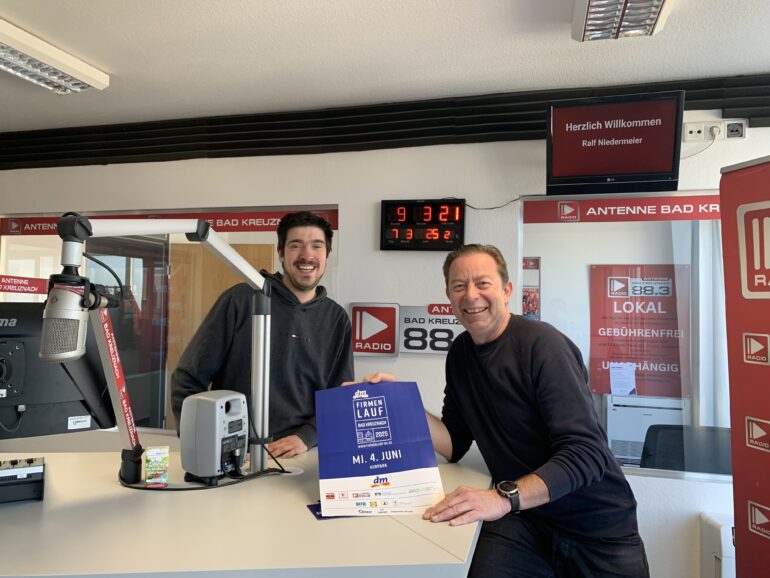 Ralf Niedermeier von nplussport, dem Veranstalter des dm Firmenlaufs Bad Kreuznach im Antenne Studio zum Interview zu Gast