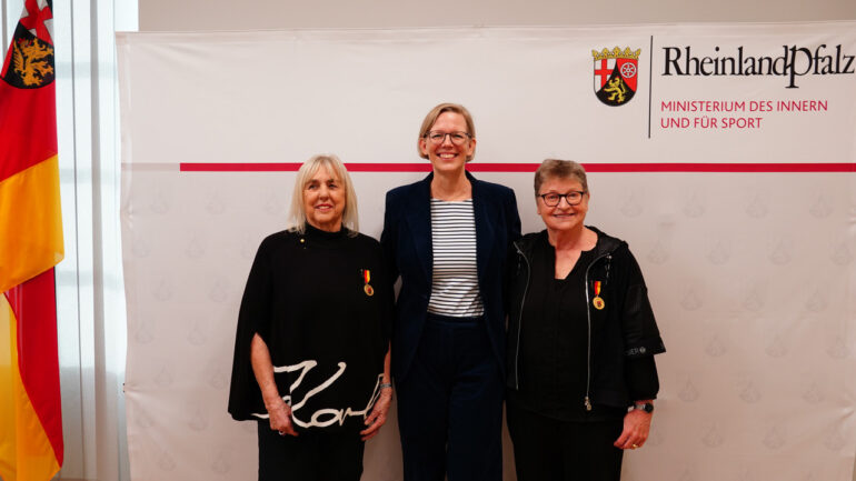 Staatssekretärin Simone Schneider (m.) bei der Verleihung der Verdienstmedaille an Annelie Gabriel (l.) und Doris Peckhaus (r.).
