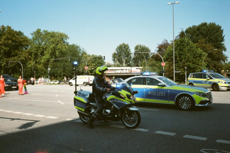 Mainz, Angriff auf Kleinkind, German police presence with cars and motorcycle during daytime traffic control.