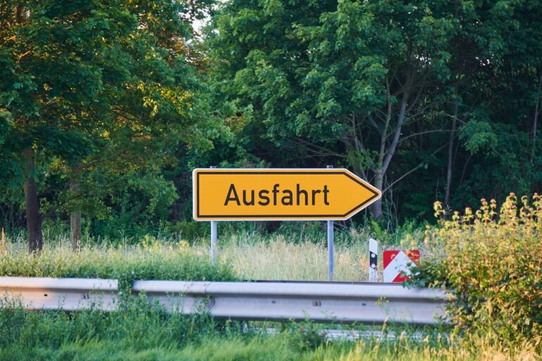 traffic sign, signs, character, nature, road, stvo, road traffic regulations, driveway, exit, highway, tree, green, tar, asphalt, federal road, expressway, traffic signs, street sign, traffic, signpost, direction, arrow, show, way out, Auffahrunfall Wöllstein