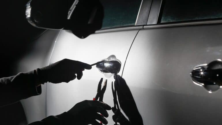 Diebstahl in Mainz-Mombach Handtasche aus Auto entwendet