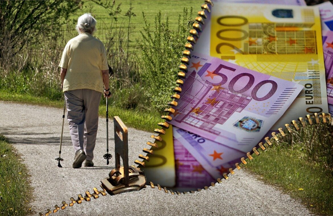 old people, pensioners, pension, money, currency, euro, cash, banknotes, money coins, pension increase, pension reform, old-age pension, germany, pensioners, pension, pension, pension, pension, pension, money, euro