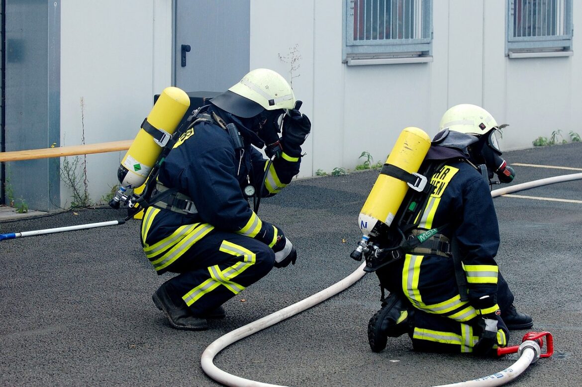 fire fighters, firefighters, feuerloeschuebung, breathing apparatus, respiratory protection, hose