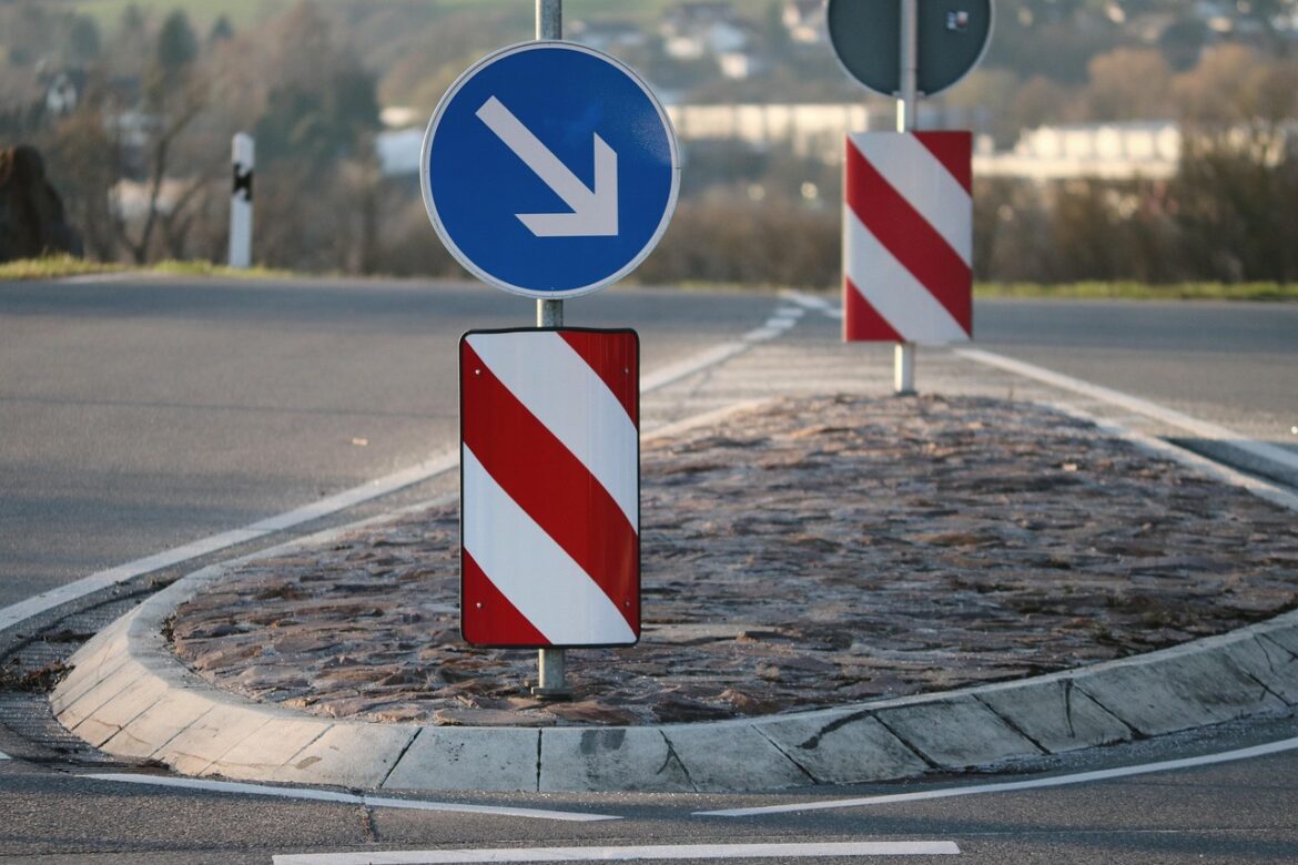 traffic island, lane splitter, road, traffic sign, arrow, right, sign, traffic, traffic signs, street sign, a notice, signpost, warning, direction, automobile, information boards, drive past, pass on the right, caution, red, hazard point, warning sign, warning signs, warning notice, blue