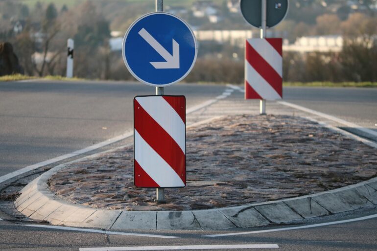 traffic island, lane splitter, road, traffic sign, arrow, right, sign, traffic, traffic signs, street sign, a notice, signpost, warning, direction, automobile, information boards, drive past, pass on the right, caution, red, hazard point, warning sign, warning signs, warning notice, blue