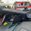 Auto kippt am Bourger Platz auf das Dach