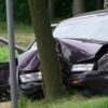 Heftiger Unfall bei Meddersheim: Mercedes kracht gegen Baum