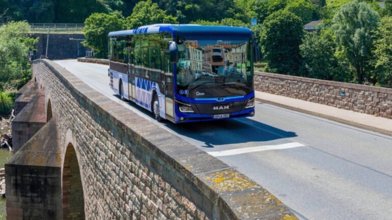 Bus Bahn Rhein in Flammen