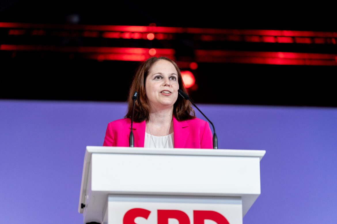 Sonja Bräuer auf der Bühne des SPD Rheinland-Pfalz Landesparteitags in Idar-Oberstein