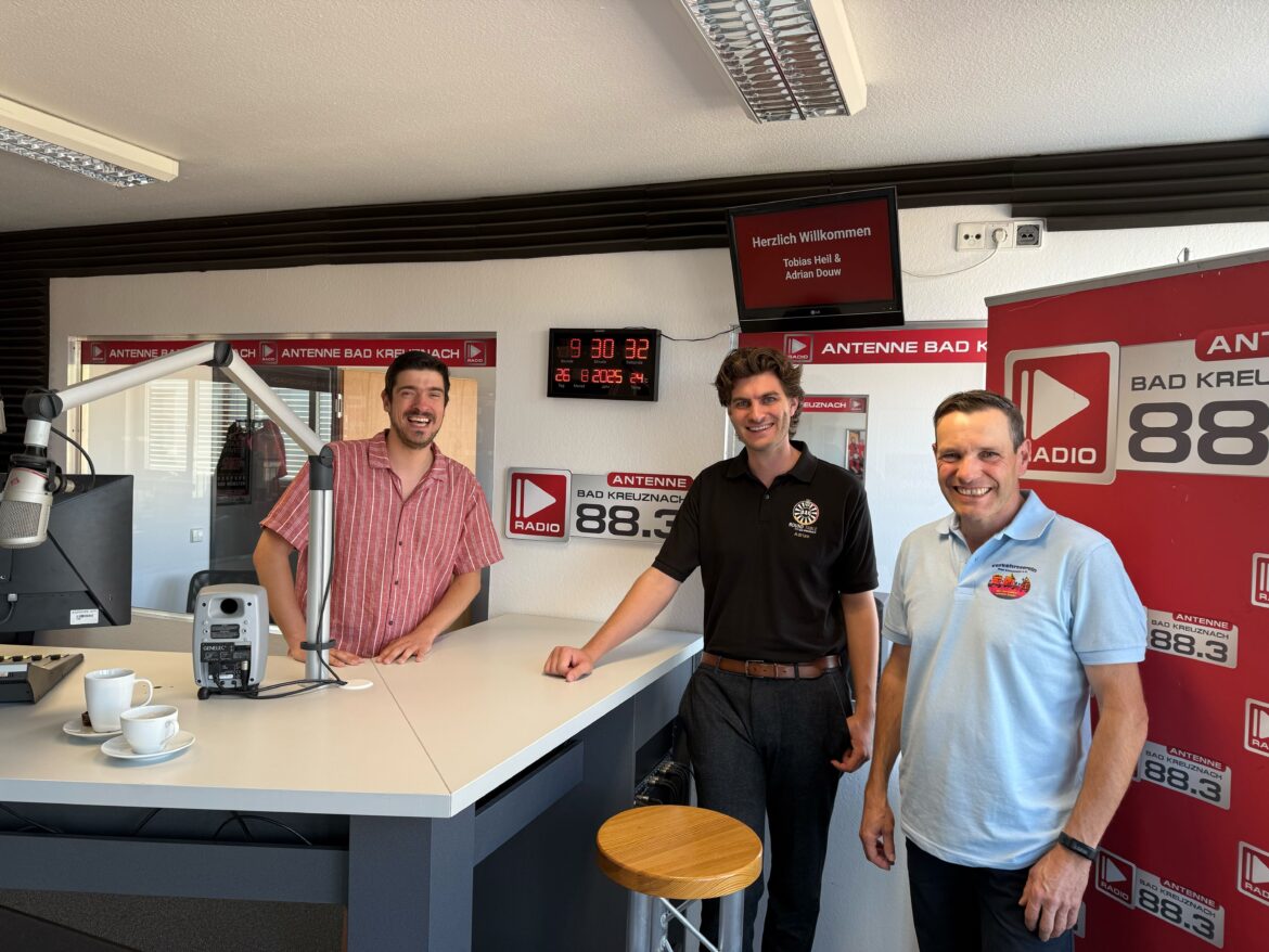 Tobias Heil vom Verkehrsverein Bad Kreuznach und Adrian Douw vom Roundtable RT 177 Bad Kreuznach zu Gast im Interview bei Antenne Bad Kreuznach über Fischerstechen und Entenrennen 2025