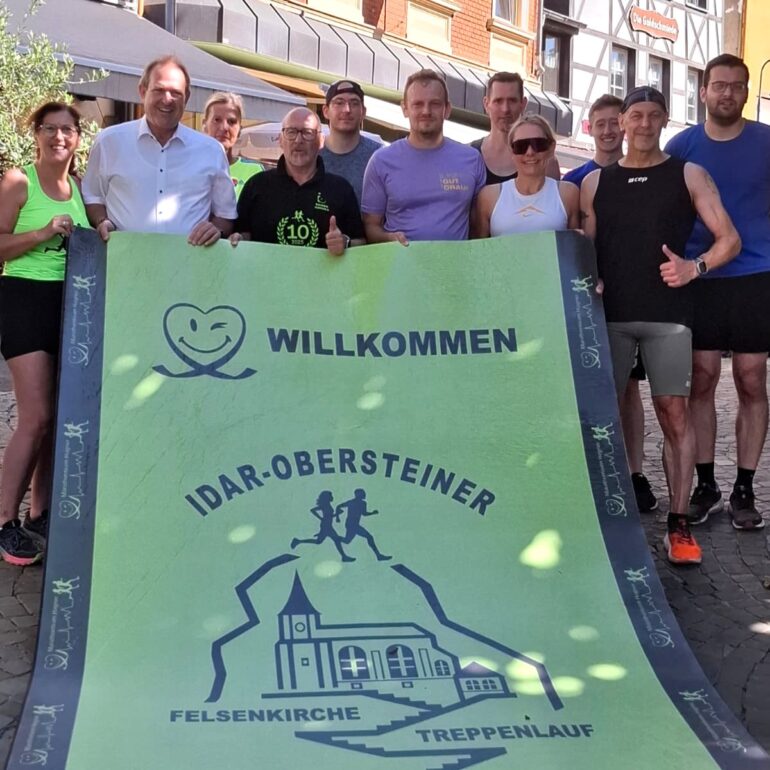 Über diesen grünen Teppich werden die Teilnehmer beim Idar-Obersteiner Felsenkirche-Treppenlauf ins Ziel einlaufen.