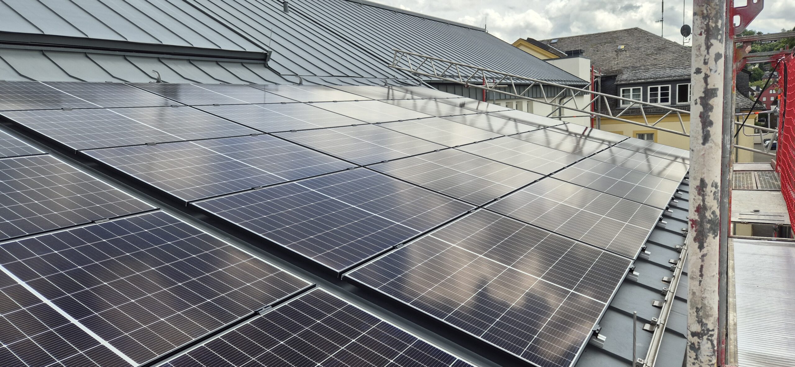 Neue E-Ladesäulen und Solaranlage für Kreisverwaltung