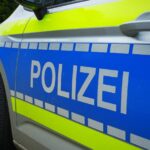 auto kracht in schaufenster bingen, yellow and blue car on road