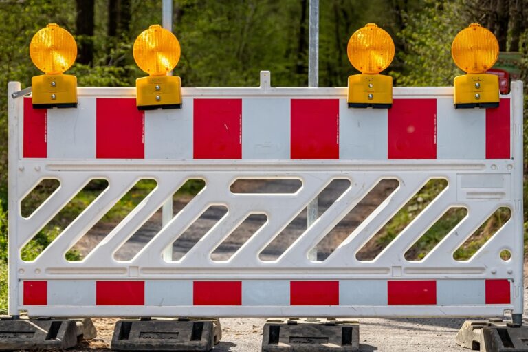 B428 Ausbau Sperrung, drive through, forbidden, stop, construction site, traffic sign, prohibitory, blocking, barrier, delimitation, caution, security, signal, a notice, shining, lamps, yellow, white, red, bark, attention, warning, barrier, barrier, barrier, barrier, barrier