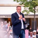 Rheinland-Pfalz' Ministerpräsident Alexander Schweitzer auf dem Kornmarkt in Bad Kreuznach