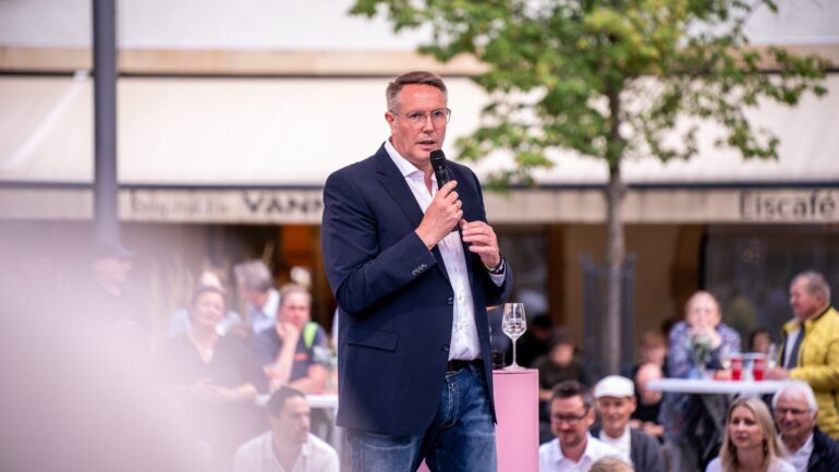 Rheinland-Pfalz' Ministerpräsident Alexander Schweitzer auf dem Kornmarkt in Bad Kreuznach