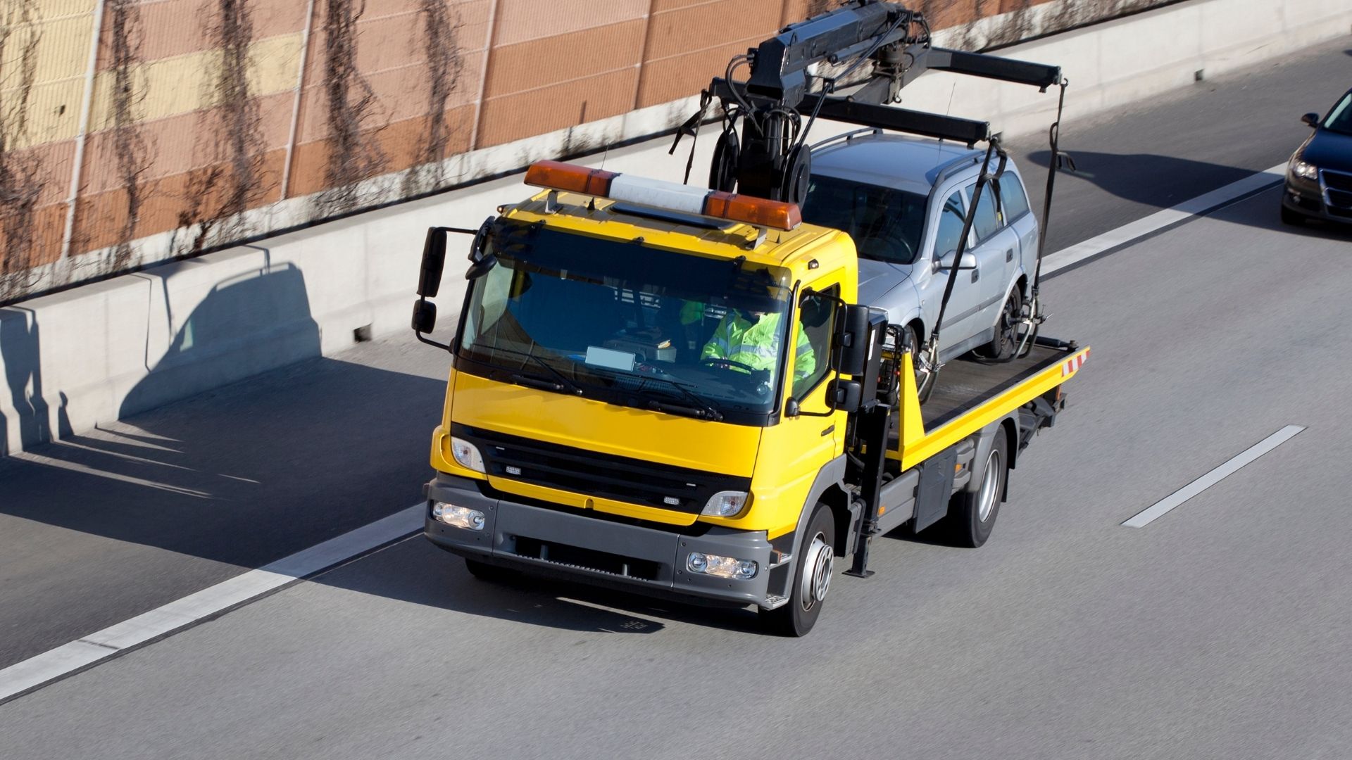 Die A61 musste für die Unfallaufnahme, Bergung der Fahrzeuge und die Reinigung der Fahrbahn zeitweise gesperrt werden. / Foto: Symbolbild
