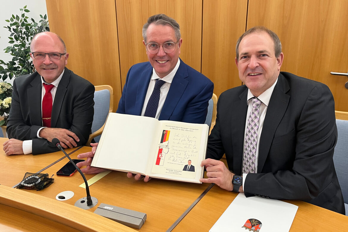 Im Beisein von Vertretern der Stadtratsfraktionen übergab Ministerpräsident Alexander Schweitzer den Förderbescheid über 4,662 Millionen Euro aus dem Regionalen Zukunftsprogramm an Oberbürgermeister Frank Frühauf und Bürgermeister Friedrich Marx. Ministerpräsident Alexander Schweitzer trug sich in das Goldene Buch der Stadt ein.