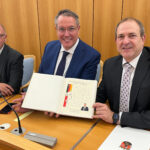 Im Beisein von Vertretern der Stadtratsfraktionen übergab Ministerpräsident Alexander Schweitzer den Förderbescheid über 4,662 Millionen Euro aus dem Regionalen Zukunftsprogramm an Oberbürgermeister Frank Frühauf und Bürgermeister Friedrich Marx. Ministerpräsident Alexander Schweitzer trug sich in das Goldene Buch der Stadt ein.