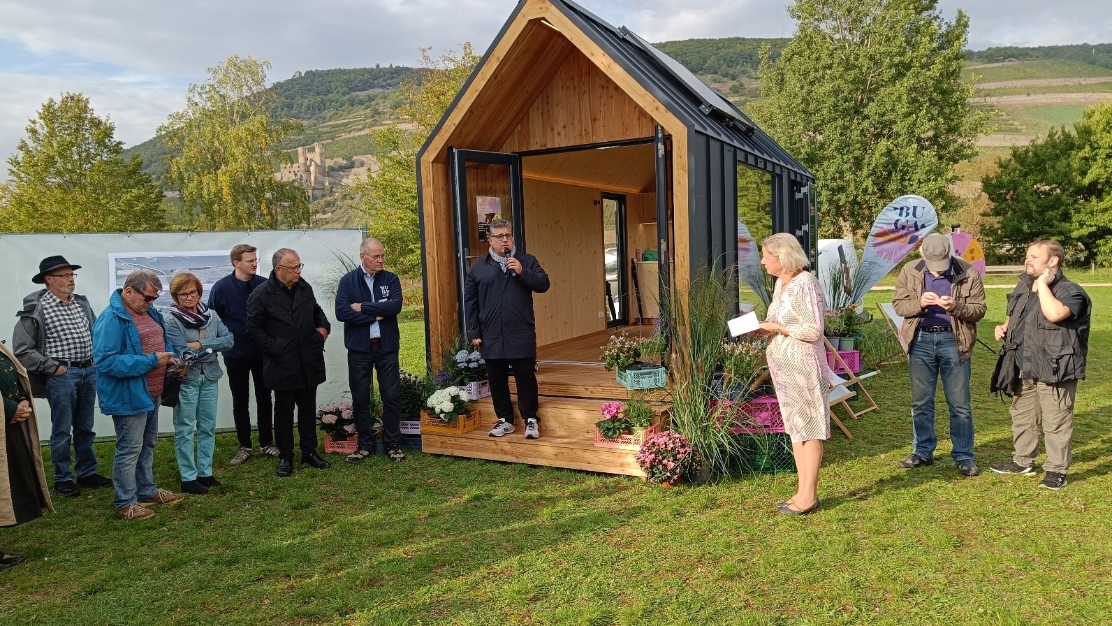 Bürgermeister Ulrich Mönch (Bildmitte) bei seiner Ansprache zur BUGA-Roadshow
vor dem Tiny-Haus der Bundesgartenschaugesellschaft. Foto: Stadt Bingen / Markus Hembes