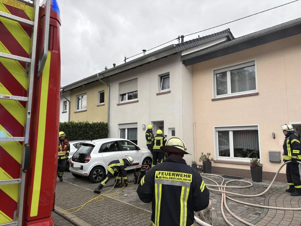 Zwei Einsätze in kurzer Folge: Feuerwehren der VG Rüdesheim rücken zu Keller- und Traktorbrand aus - Blaulicht Waldböckelheim Nachrichten